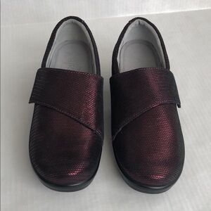 Alegria Lauryn Burgundy Metallic Shimmer Comfort Wedge Loafers Sz 9.5 EU 40